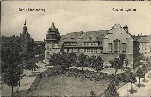 Ak Berlin Lichtenberg, Cecilien Lyzeum und Rathaus, Grünanlagen