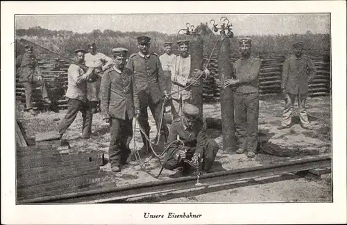 Ak Unsere Eisenbahner, Pioniere in Uniform beim Schienenbau, Schweißen der Gleise