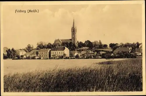 Ak Feldberg Feldberger Seenlandschaft, Blick über den See zum Ort und zur Kirche
