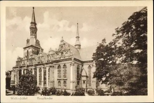 Ak Wolfenbüttel in Niedersachsen, Straßenpartie mit Blick auf die Hauptkirche