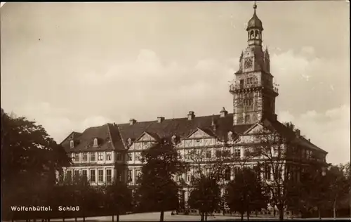 Ak Wolfenbüttel in Niedersachsen, Straßenpartie mit Blick auf das Schloss