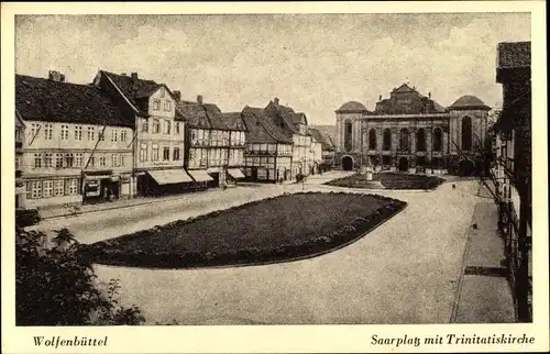 Ak Wolfenbüttel in Niedersachsen, Blick über den Saarplatz mit Trinitatiskirche, Fachwerkhäuser