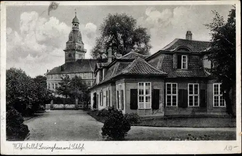 Ak Wolfenbüttel in Niedersachsen, Straßenpartie mit Blick auf Schloss und Lessinghaus