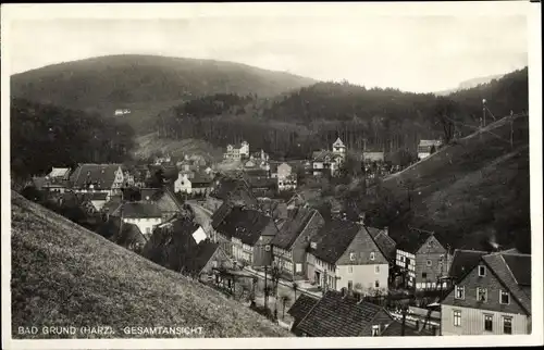 Ak Bad Grund im Harz, Totalansicht der Ortschaft mit Umgebung, Wald