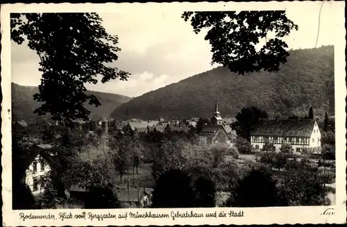 Ak Bodenwerder in Niedersachsen, Blick vom Berggarten auf Münchhausens Geburtshaus und den Ort