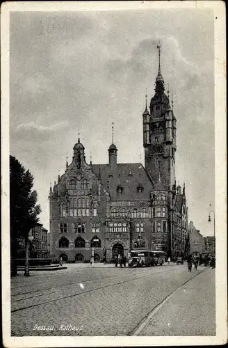 Ak Dessau, Straßenpartie am Rathaus, Busse, Straßenbahnschienen