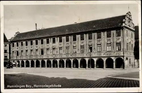 Ak Memmingen in Schwaben, Harmoniegebäude, Fassadenbemalung, Säulengang