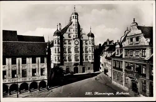 Ak Memmingen in Schwaben, Blick auf das Rathaus, Säulengang 