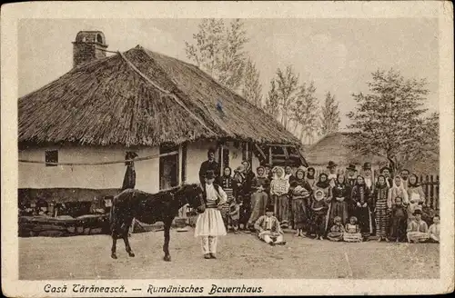 Ak Casa Taraneasca Rumänien, Blick auf ein Bauernhaus, Bewohner