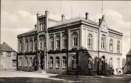 Ak Brüel Waren an der Müritz, Blick auf das Rathaus