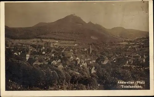 Foto Ak Annweiler am Trifels im Kreis Südliche Weinstraße, Blick auf Ortschaft und Umgebung