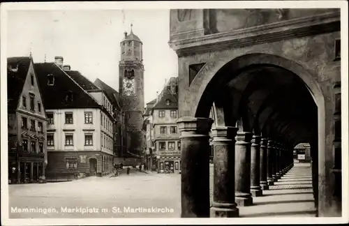 Ak Memmingen in Schwaben, Marktplatz mit St. Martinskirche, Geschäftshäuser