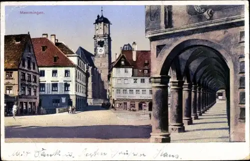 Ak Memmingen in Schwaben, Marktplatz mit Martinskirche, Säulengang der Harmonie