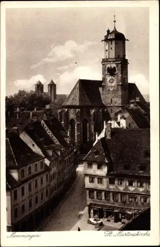 Ak Memmingen in Schwaben, Blick auf die St. Martinskirche, Straßenpartie im Ort