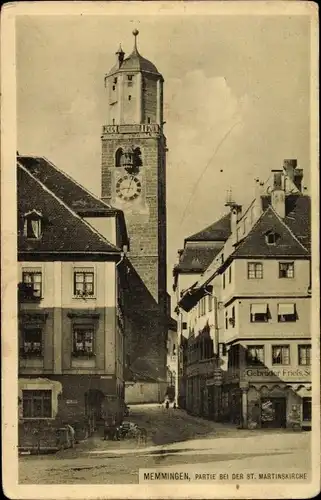 Ak Memmingen in Schwaben, Partie an der St. Martinskirche, Straßenpartie