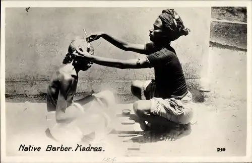 Ak Chennai Madras Indien, Native Barber, Indischer Barbier, Friseur mit einem Kunden