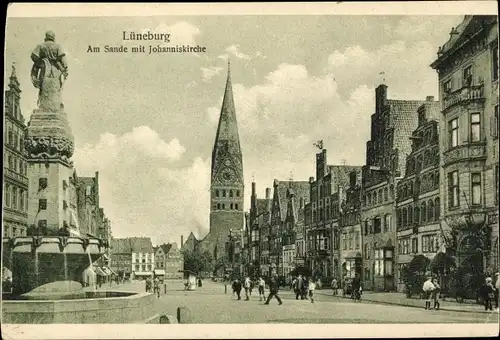 Ak Lüneburg in Niedersachsen, Am Sande mit Blick zur Johanniskirche, Brunnen, Passanten