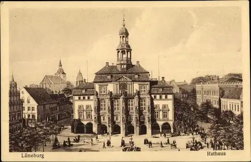 Ak Lüneburg in Niedersachsen, Blick über den Marktplatz zum Rathaus