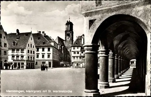 Ak Memmingen in Schwaben, Marktplatz mit St. Martinskirche, Geschäft Heinrich Kotterer, Säulengang