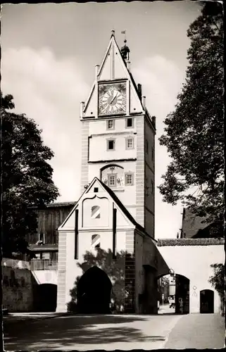 Ak Memmingen in Schwaben, Kempter Tor, Uhrenturm mit Wappen, Straßenpartie