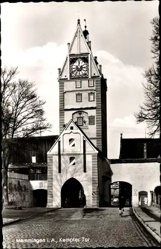 Ak Memmingen in Schwaben, Kempter Tor, Uhrenturm mit Wappen, Radfahrer