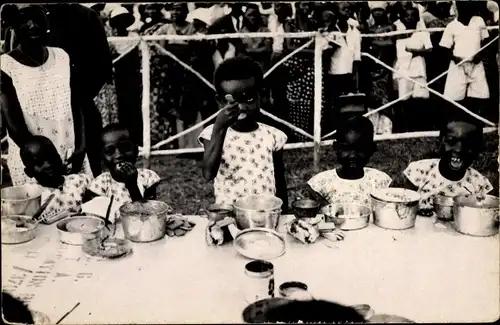 Foto Ak Französisch Kongo, Afrikanische Kinder beim Essen