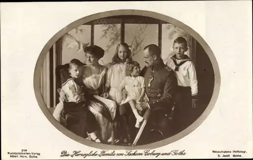 Ak Herzog Carl Eduard, Herzogin Victoria Adelheid, Sachsen Coburg Gotha, Familienportrait