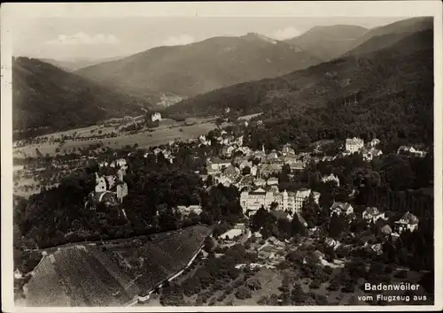 Ak Badenweiler im Kreis Breisgau Hochschwarzwald, Fliegeraufnahme, Panorama vom Ort