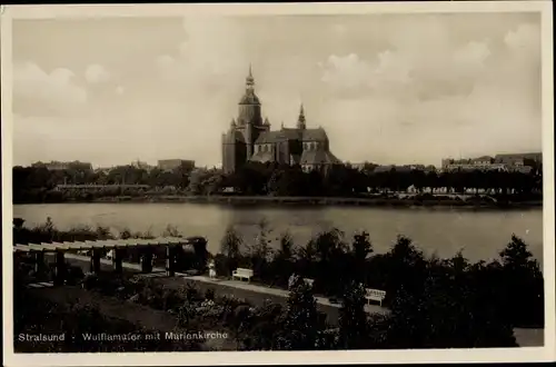 Ak Stralsund in Mecklenburg Vorpommern, Partie am Wulflamufer, Blick auf Marienkirche