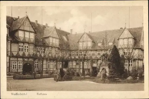 Ak Wolfenbüttel in Niedersachsen, Partie am Rathaus, Reiterdenkmal, Junge am Zaun