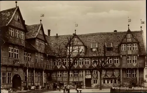 Ak Wolfenbüttel in Niedersachsen, Partie am Rathaus, Passanten