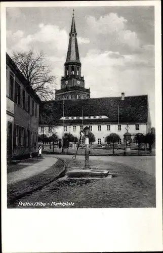 Ak Prettin Annaburg im Kreis Wittenberg, Marktplatz, Wasserpumpe, Turm