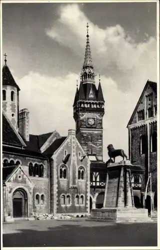 Ak Braunschweig in Niedersachsen, Burgplatz, Löwenstatue von hinten, Uhrturm