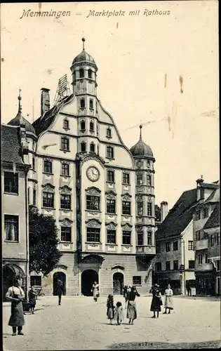 Ak Memmingen in Schwaben, Marktplatz mit Rathaus, Passanten