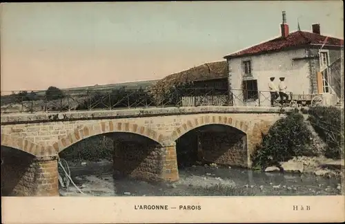 Ak Parois Meuse, L'Argonne, Flusspartie mit Brücke, Haus, Männer