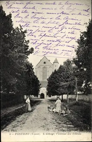 Ak Pontigny Yonne, L'Abbaye, l'Avenue des Tilleuls, Straßenpartie mit Blick zur Abtei, Ziege, Hunde