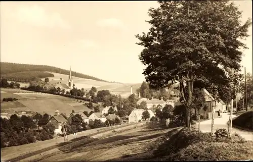 Ak Rechenberg Bienenmühle Erzgebirge, Gesamtansicht, Straßenpartie und Bahnstrecke