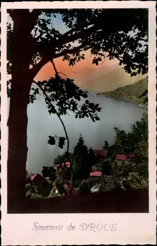 Ak Droué Loir et Cher, Blick auf den Ort im Tal, Vegetation, Häuser