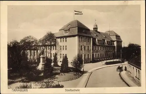 Ak Drawsko Pomorskie Dramburg Pommern, Stadtschule, Statue