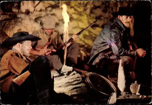 Ak Filmszene aus Winnetou II. Teil, drei Banditen bewachen die Gefangenen, Karl May