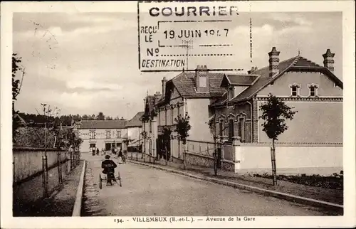 Ak Villemeux Eure et Loir, Avenue de la Gare, Geschäftshaus Tabac Buvette, Passanten