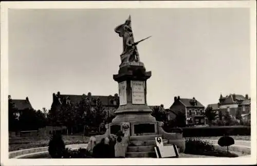 Ak Tergnier Aisne, Teilansicht vom Ort mit Blick auf das Kriegerdenkmal, le Monument