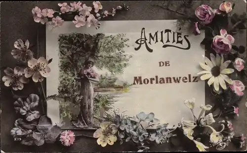 Passepartout Ak Morlanwelz Wallonien Hennegau, Frau in langem Kleid am Ufer, Blüten