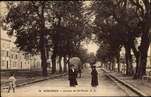 Ak Surgères Charente Maritime, Avenue de St. Pierre, Straßenpartie, Fuhrwerk, Damen