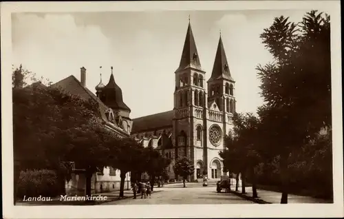 Ak Landau in der Pfalz, Straßenpartie mit Blick auf die Marienkirche, Fensterrose, Litfaßsäule