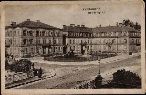 Ak Zweibrücken in Rheinland Pfalz, Blick auf den Herzogenplatz, Denkmal, Gebäude