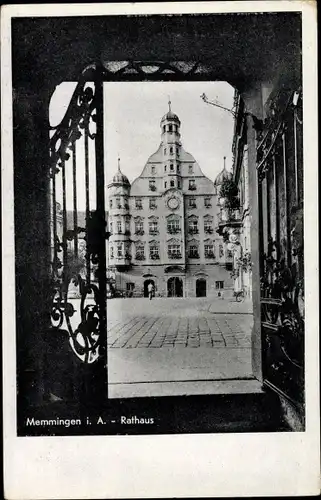 Ak Memmingen in Schwaben, Das Rathaus, Ansicht aus einem Hauseingang, Torflügel