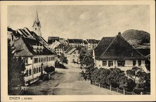 Ak Engen im Hegau in Baden Württemberg, Straßenansicht, Kirchturm, Wohnhäuser