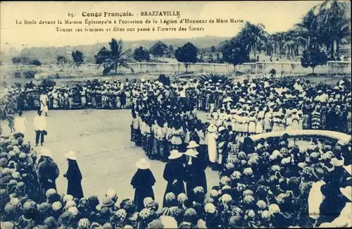 Ak Brazzaville Franz. Kongo, La foule devant la Maison Episcopale, Legion d'Honneur de Mere Marie