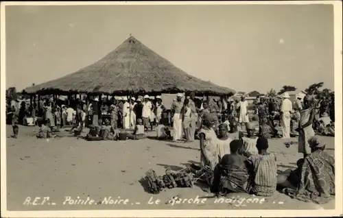 Foto Ak Pointe Noire Franz. Kongo, Le Marché Indigene, Marktplatz